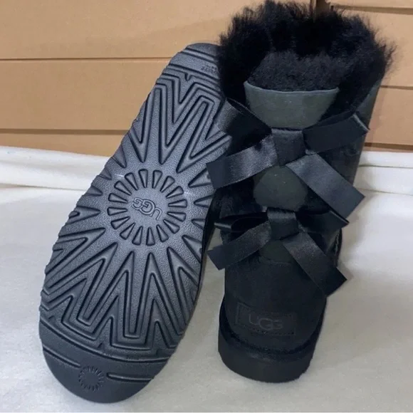 UGG BAILEY BOW SHORT - Picture 4 of 6